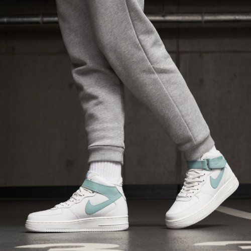 Сникърси NIKE WMNS AIR FORCE 1 07 MID